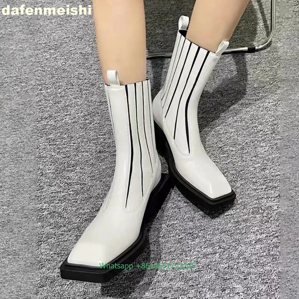 Street Fashion Rome 2025 - รองเท้าบูทผู้หญิงทรงเหลี่ยมหนังแก้วสีดำ ส้นตึก สวมแบบเชลซี ความยาวกลางน่อง สไตล์มอเตอร์ไซค์ แฟชั่นสตรีท