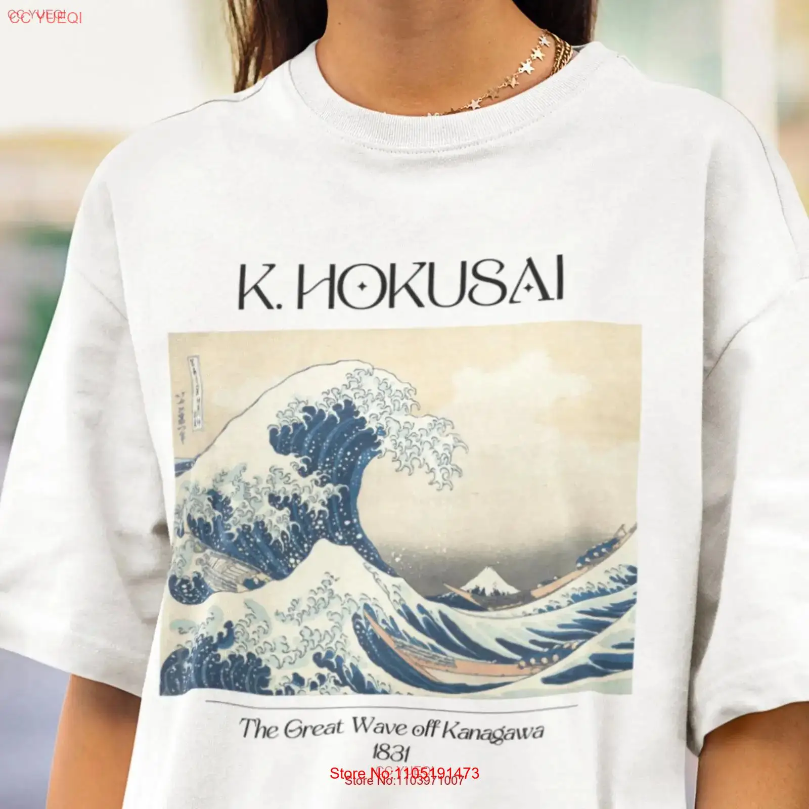 Street Fashion In Japan - เสื้อยืดลายภาพศิลปะญี่ปุ่น คัตสึชิกะ โฮคุไซ คลื่นยักษ์นอกชายฝั่งคานากาวะ ภาพวาดยุคเอโดะ ตัวอักษรจีน