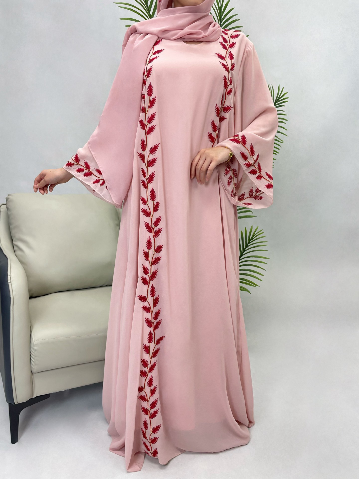Street Fashion Dubai - ชุดเดรสยาวผ้าชีฟองสีชมพู คอทรงกลม ลายปักพืช แฟชั่นตะวันออกกลาง ดูไบ ตุรกี