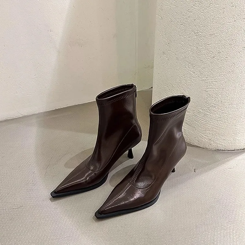 รองเท้าบูทส้นเข็มทรงแหลมสไตล์ส - Street Fashion Rome 2025 บทวิจารณ์และราคา