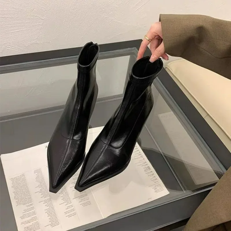 รองเท้าบูทส้นเข็มทรงแหลมสไตล์ส - Street Fashion Rome 2025 บทวิจารณ์และราคา
